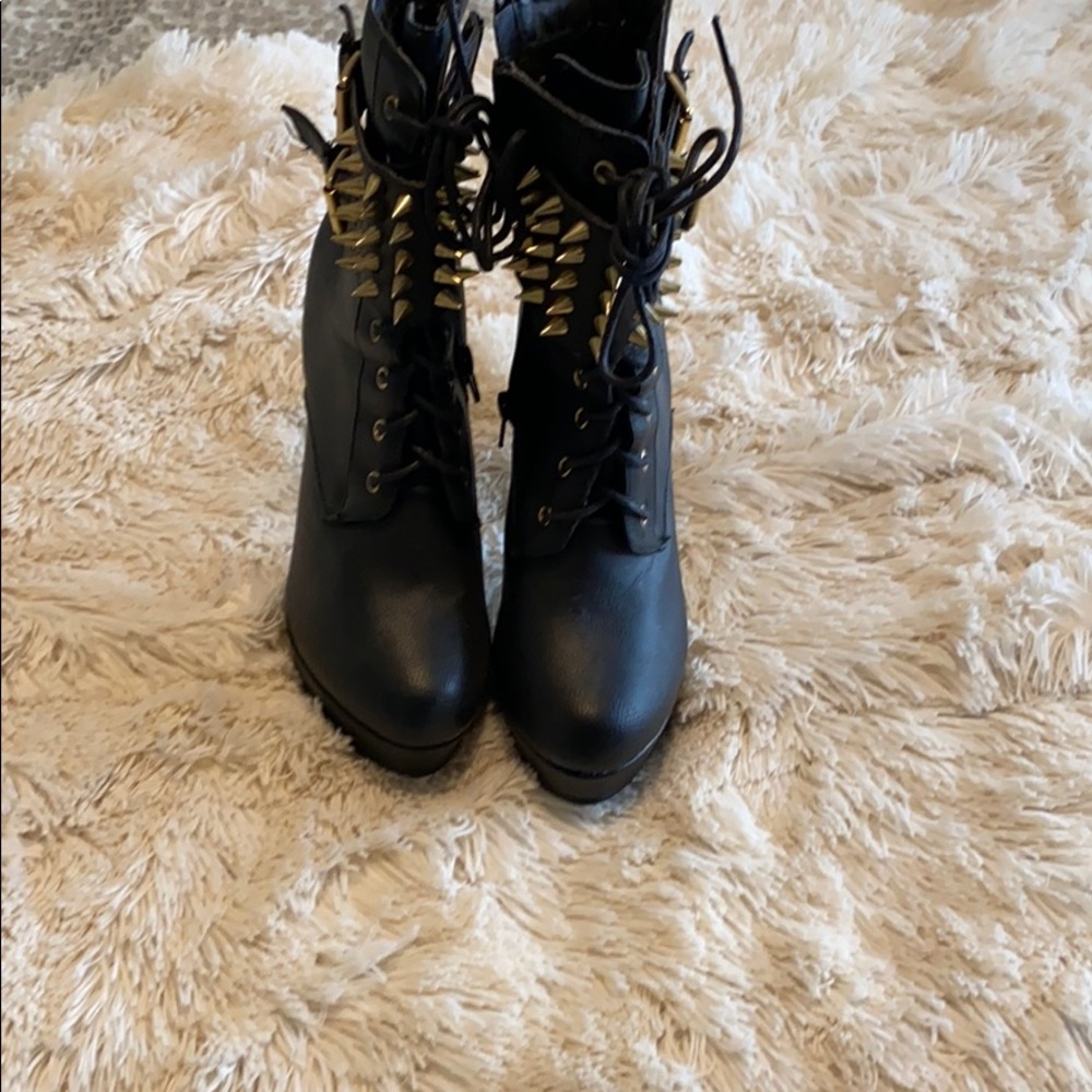 Ankle bolts with spikes